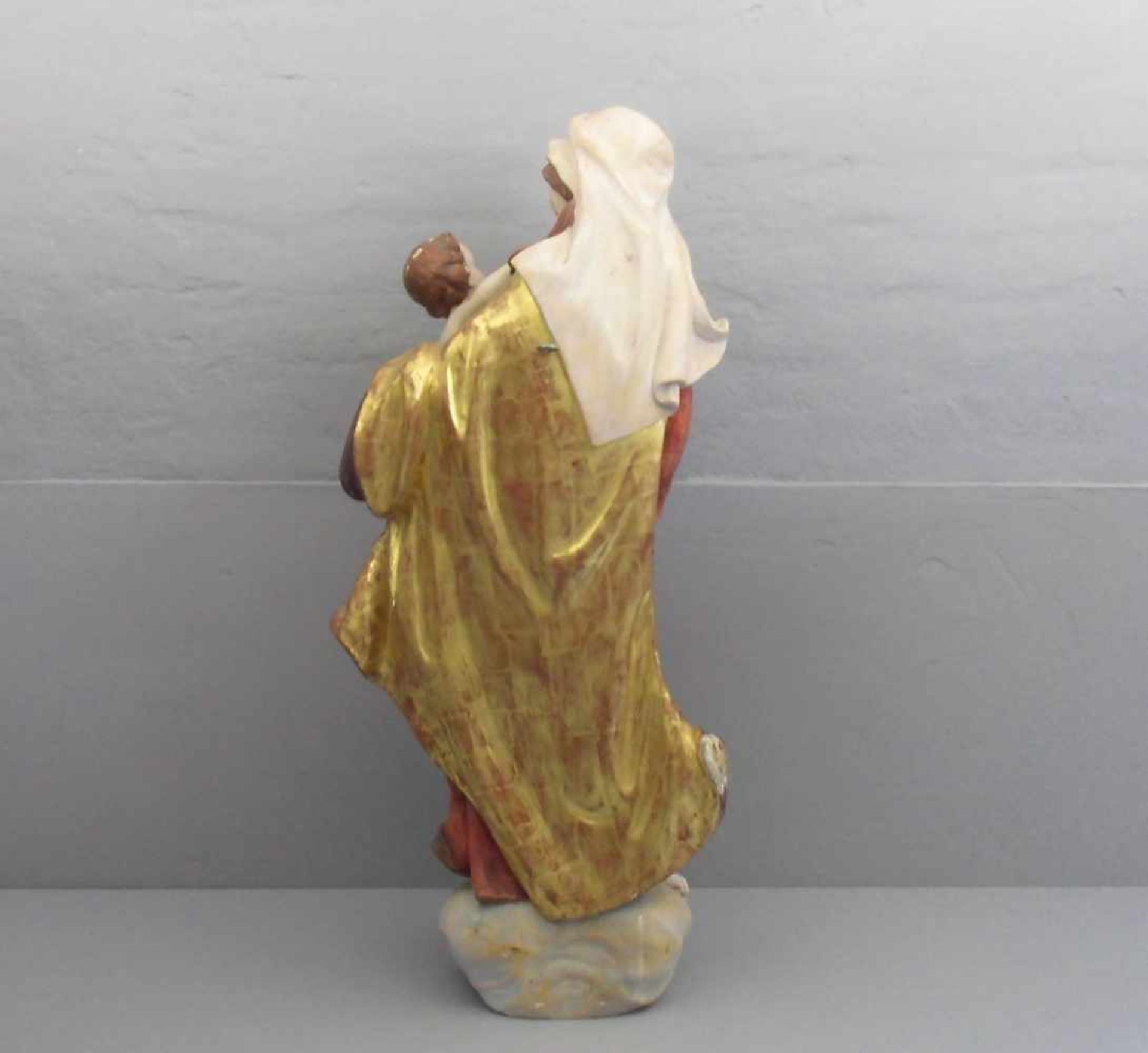 SKULPTUR: "Madonna mit dem Christuskind", 20. Jh., gearbeitet nach historischen Vorbild. Holz, - Image 3 of 4