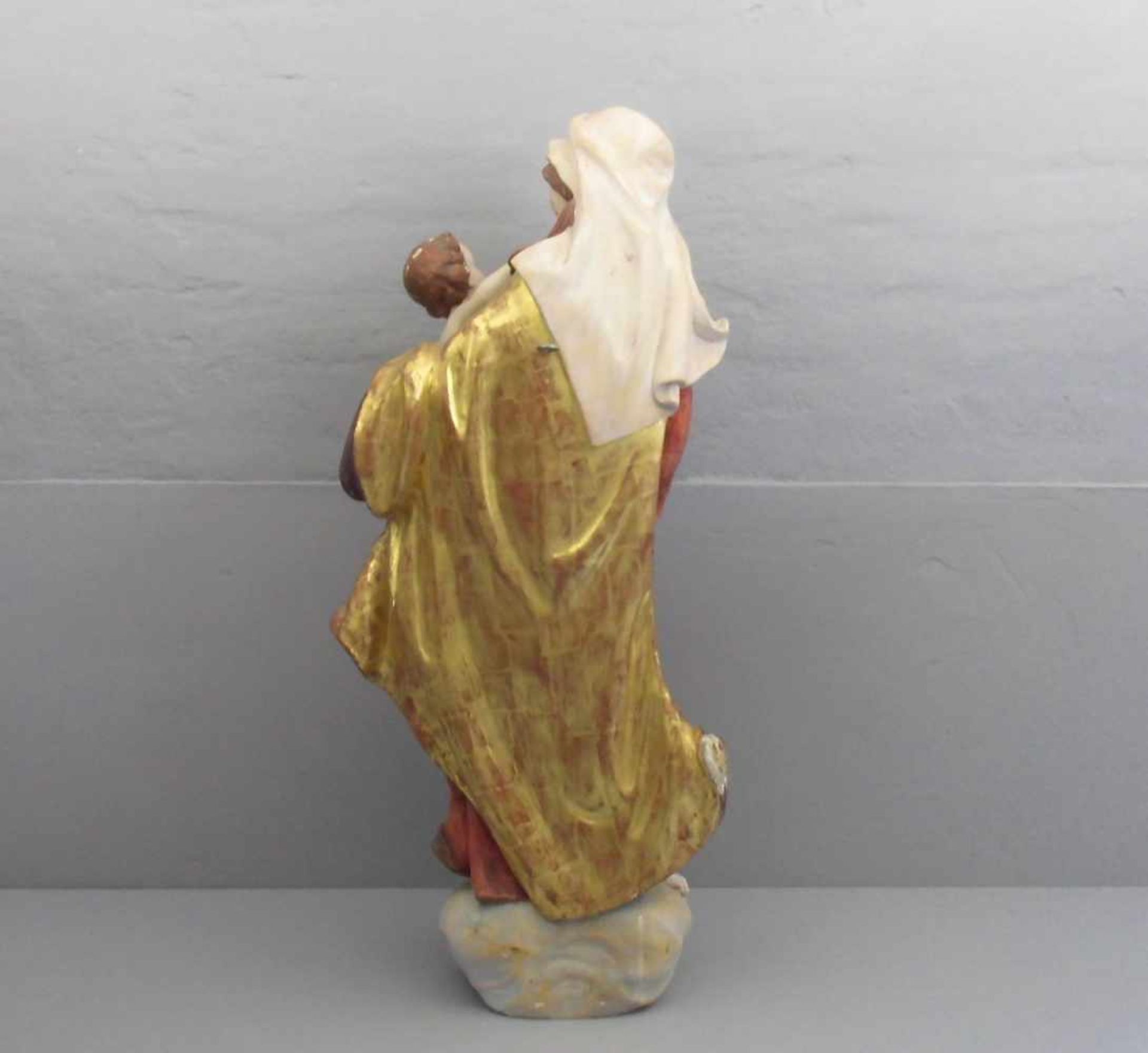 SKULPTUR: "Madonna mit dem Christuskind", 20. Jh., gearbeitet nach historischen Vorbild. Holz, - Bild 3 aus 4