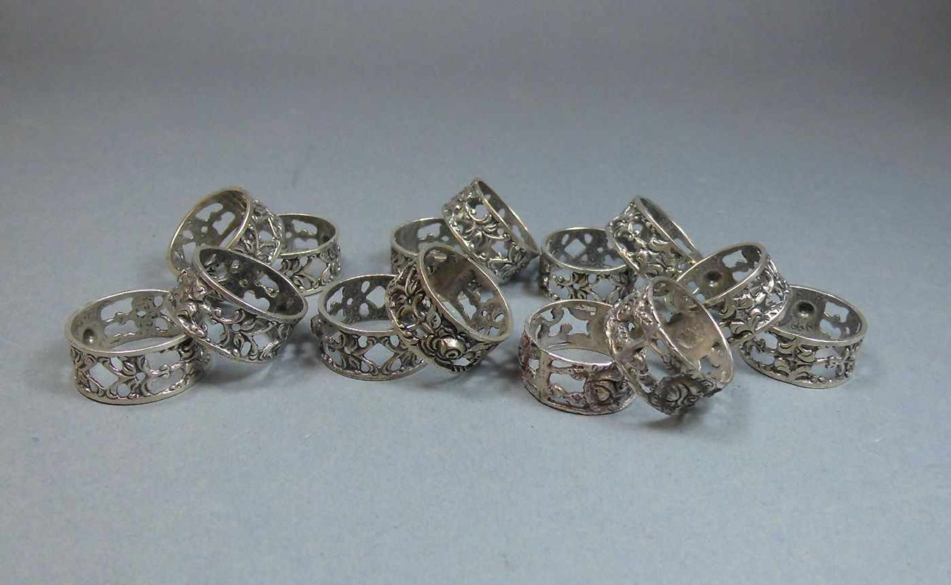 12 PAPIER - SERVIETTENRINGE "Hildesheimer Rose" / napkin rings, 835er Silber (insgesamt 45 g),