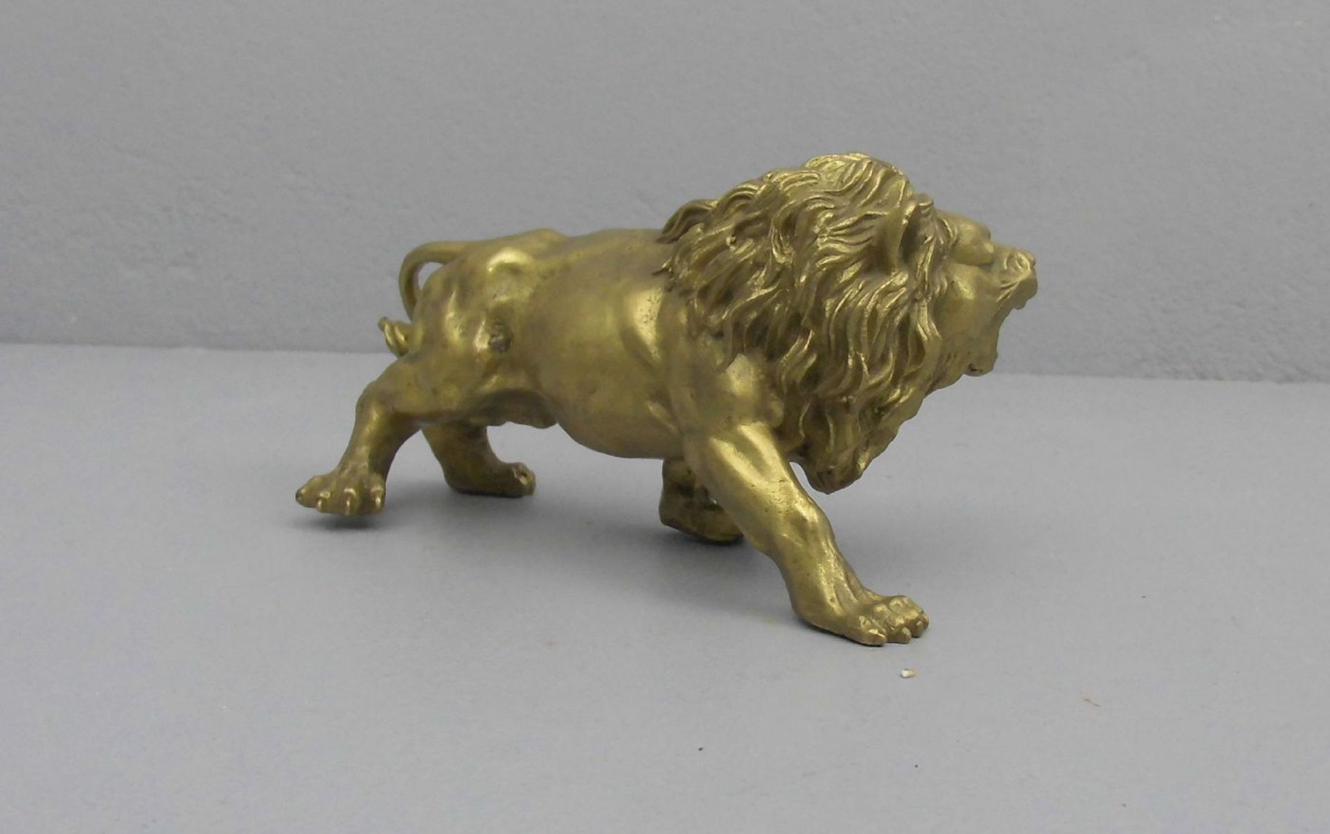 SKULPTUR: "Löwe", Bronzegelbguss, um 1900; naturalistisch gearbeiteter brüllender Löwe mit - Image 3 of 4