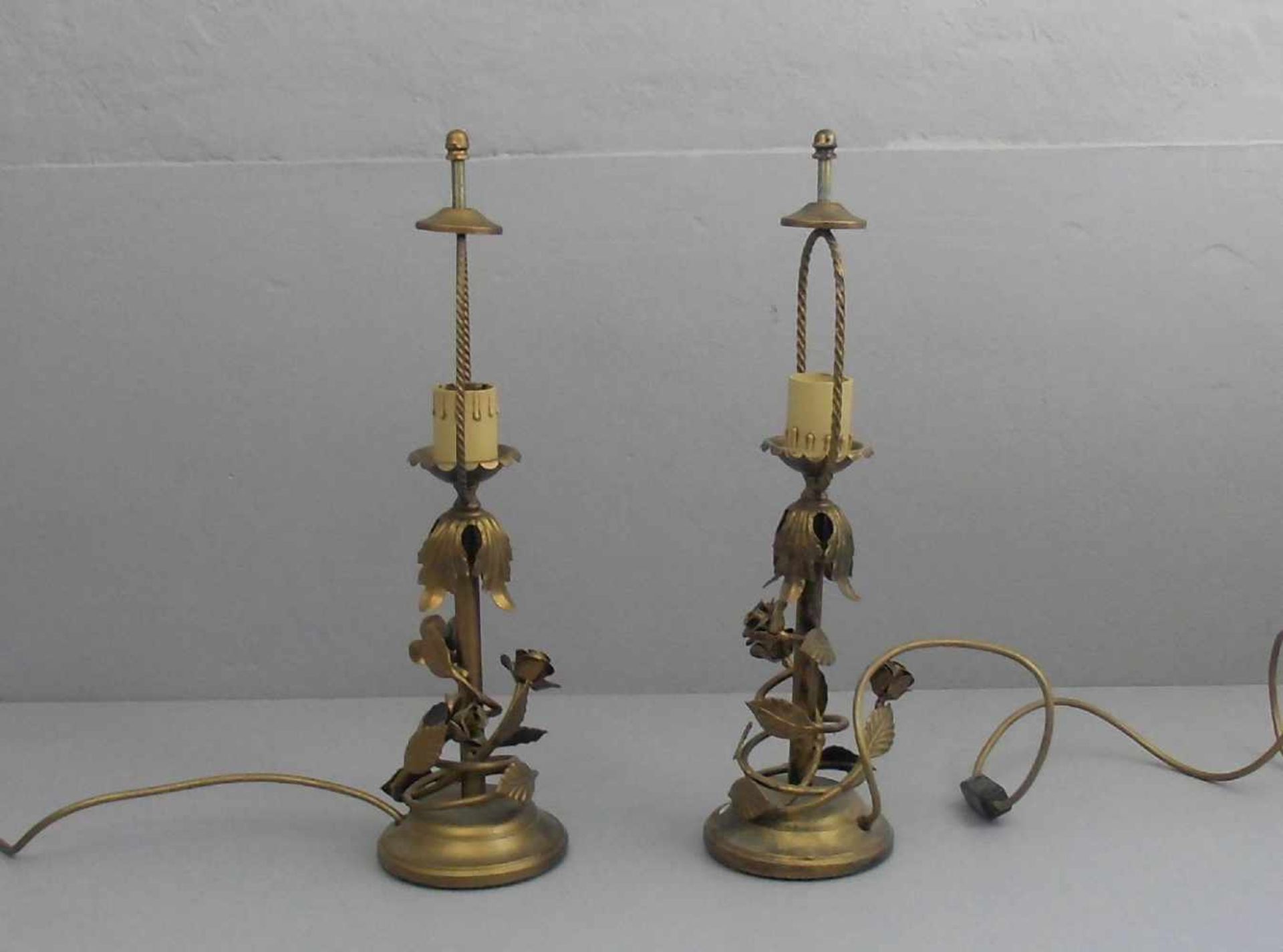 PAAR LAMPEN / TISCHLAMPEN, bronziertes Metall, einflammig elektrifiziert. Profilierter Rundstand, - Image 2 of 2