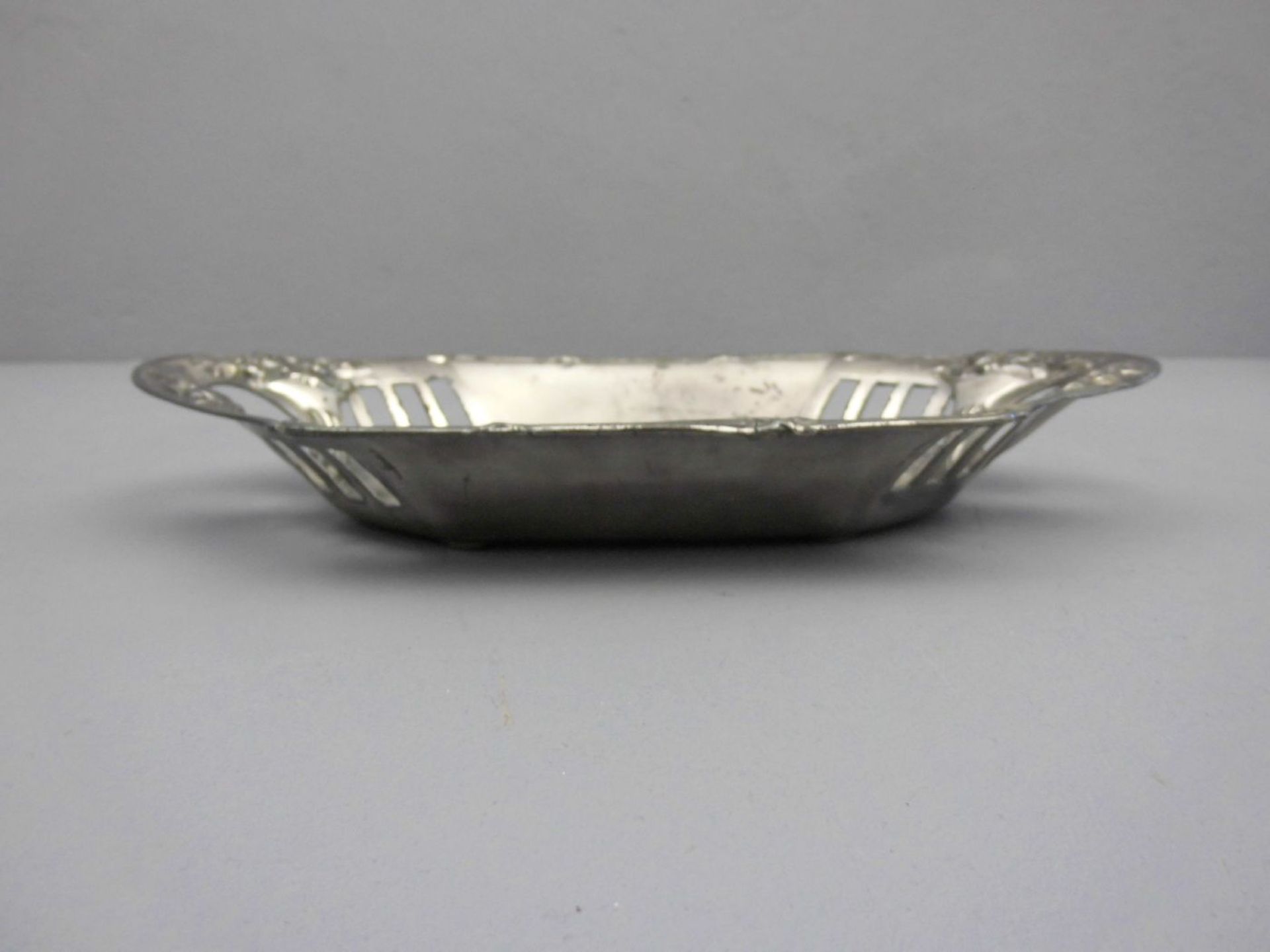 JUGENDSTIL - SCHALE, versilbertes Metall, um 1900. Mehrpassige Form mit durchbrochener Wandung und - Image 2 of 2