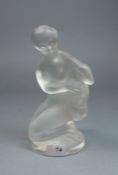 LALIQUE - FIGUR: "Kniender weiblicher Akt mit Reh", Kristallglas, 2. H. 20. Jh., partiell satiniert,