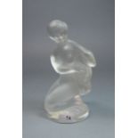 LALIQUE - FIGUR: "Kniender weiblicher Akt mit Reh", Kristallglas, 2. H. 20. Jh., partiell satiniert,