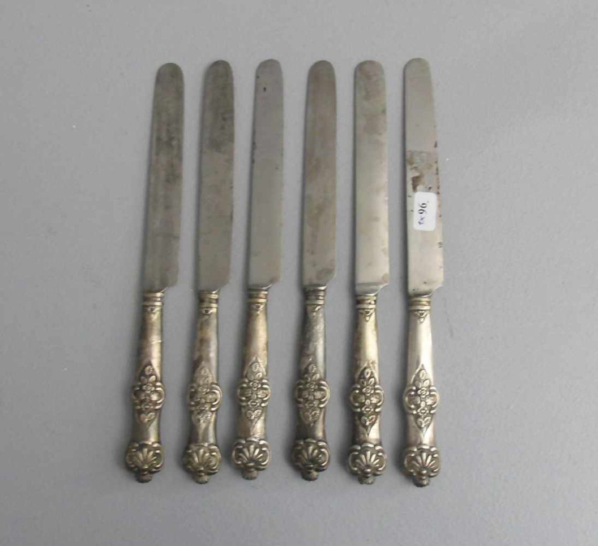 SECHS OBSTMESSER / fruit knifes, 19. Jh., 13-lötig, gefüllter Griff. Griff in geschweifter Form