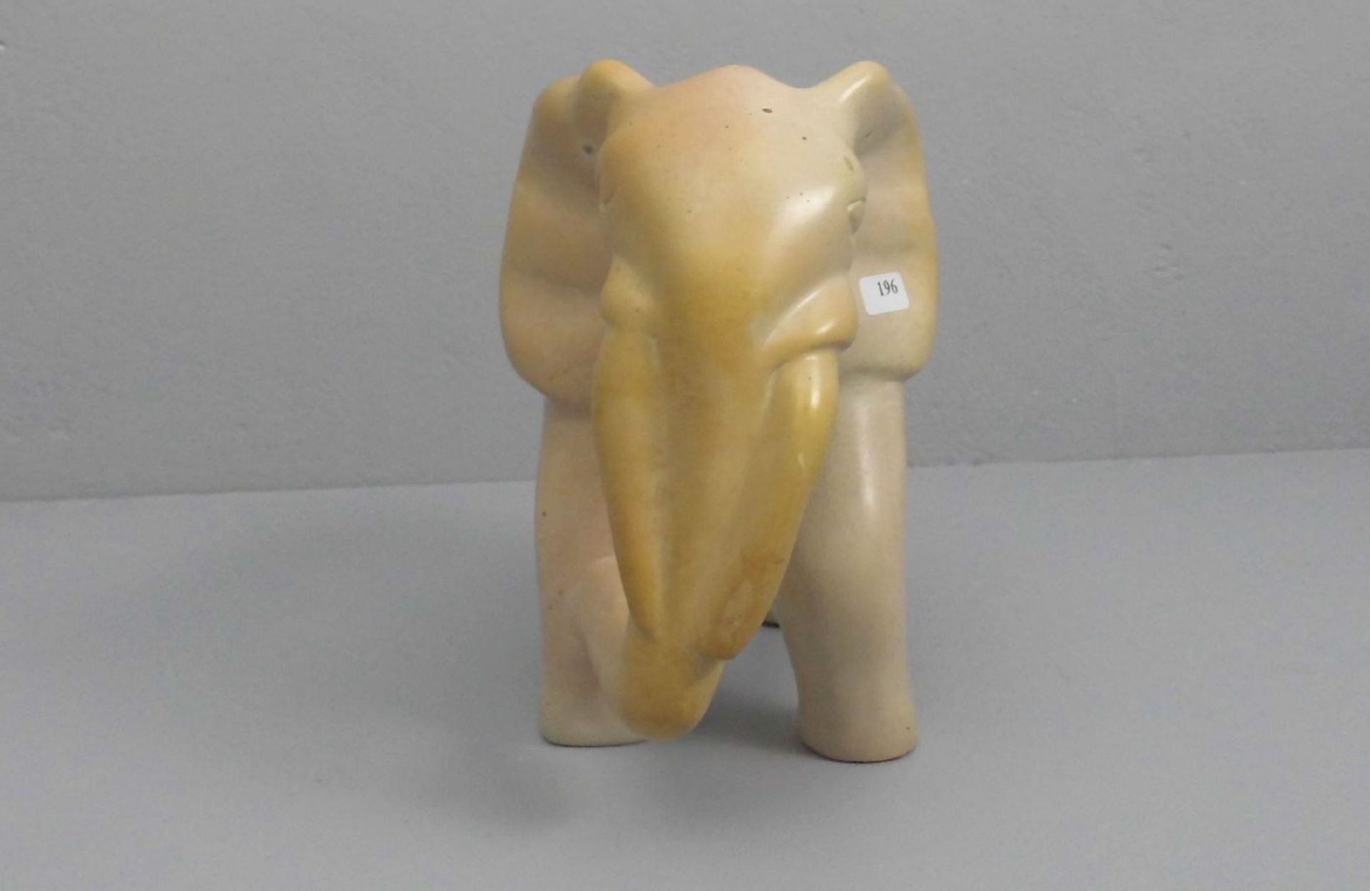 SKULPTUR: "Elefant", Speckstein, in leichter Stilisierung gearbeiteter afrikanischer Elefant. H. - Image 5 of 5