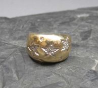 RING, 585er Gelbgold (6 g), sich verbreiternde und aufgewölbte Ringschiene mit Sterndekor, besetzt