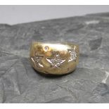 RING, 585er Gelbgold (6 g), sich verbreiternde und aufgewölbte Ringschiene mit Sterndekor, besetzt