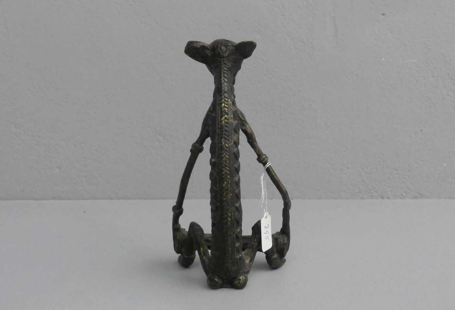 BRONZEFIGUR / sculpture: "CHIMÄRE / FABELWESEN", wohl Afrika, dunkel patinierte Bronze. - Image 3 of 3