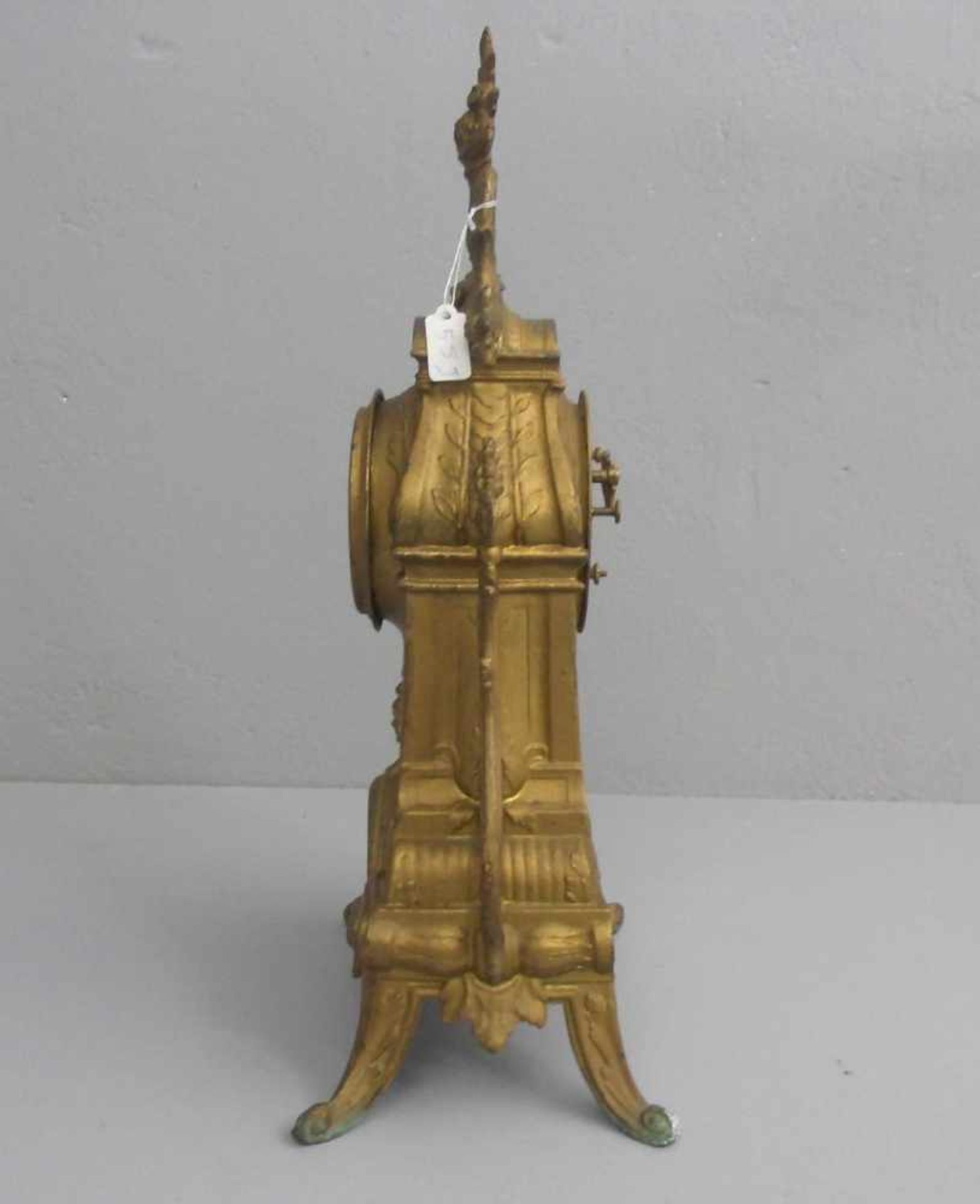 TISCHUHR / KAMINUHR / table clock, 1. H. 20. Jh., ungemarkt, bronzierter Metallguss. Durchbrochen - Image 3 of 4