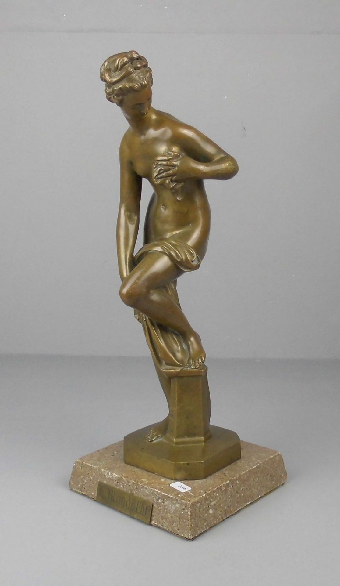 MOODI, L. (Bildhauer des 19. / 20. Jh.) - Skulptur / sculpture: "Badende / Venus", hellbraun