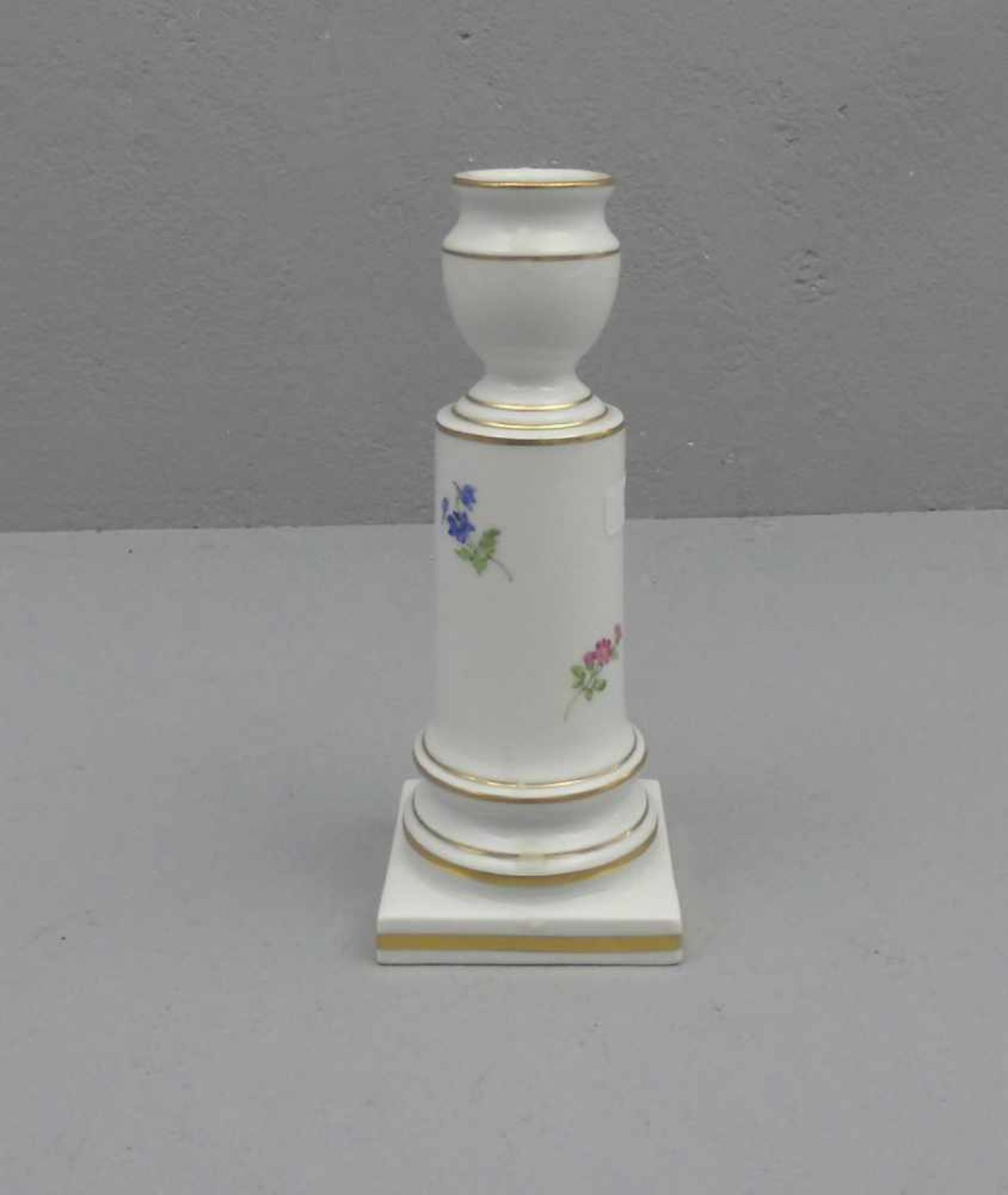 TISCHLEUCHTER / candlestand, Porzellan, Manufaktur Meissen, unterglasurblaue Schwertermarke (1. - Image 2 of 3