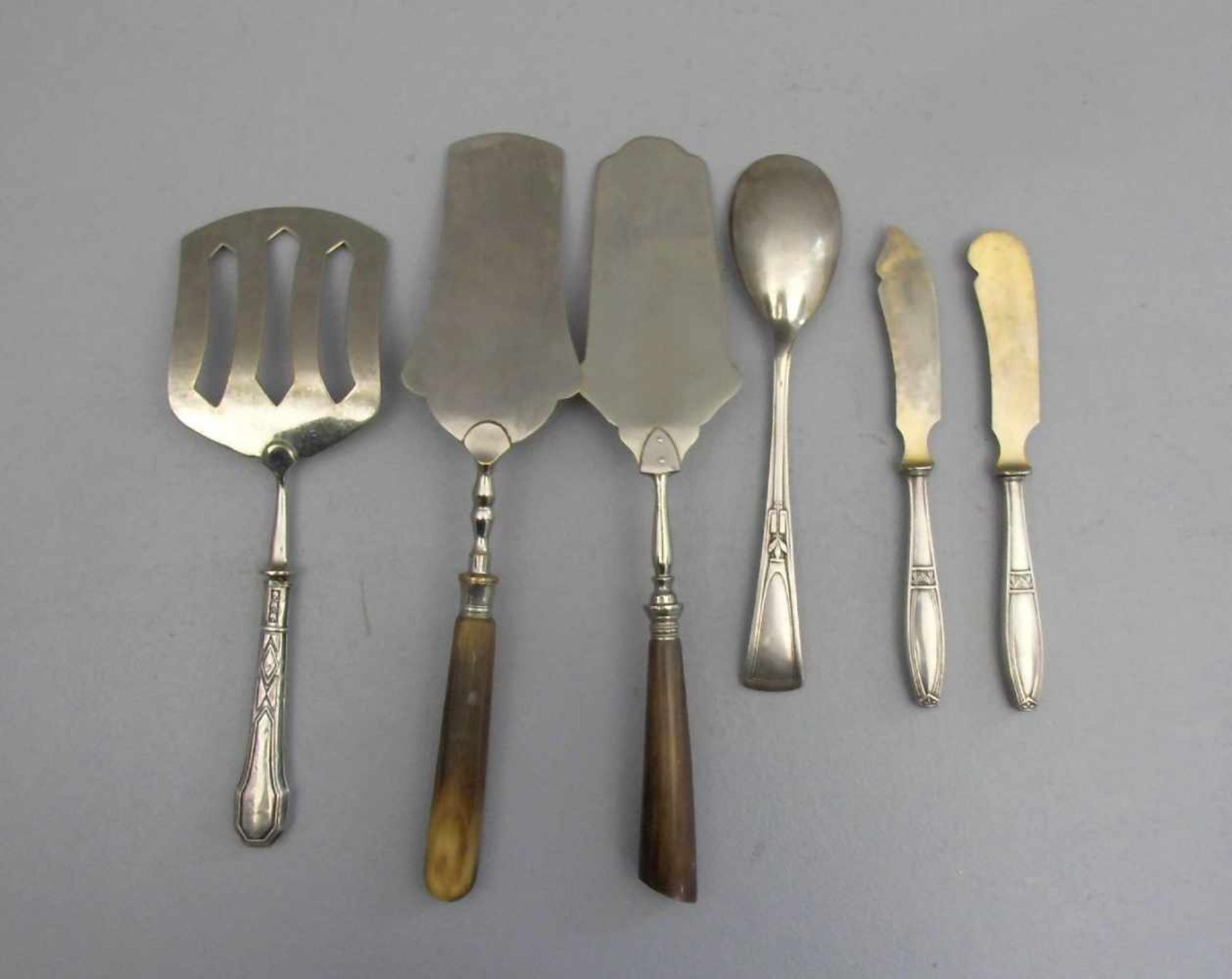 KONVOLUT JUGENDSTIL-VORLEGEBESTECK / serving cutlery, Silber und Metall. Insgesamt 6 Teile: 2 - Bild 2 aus 2