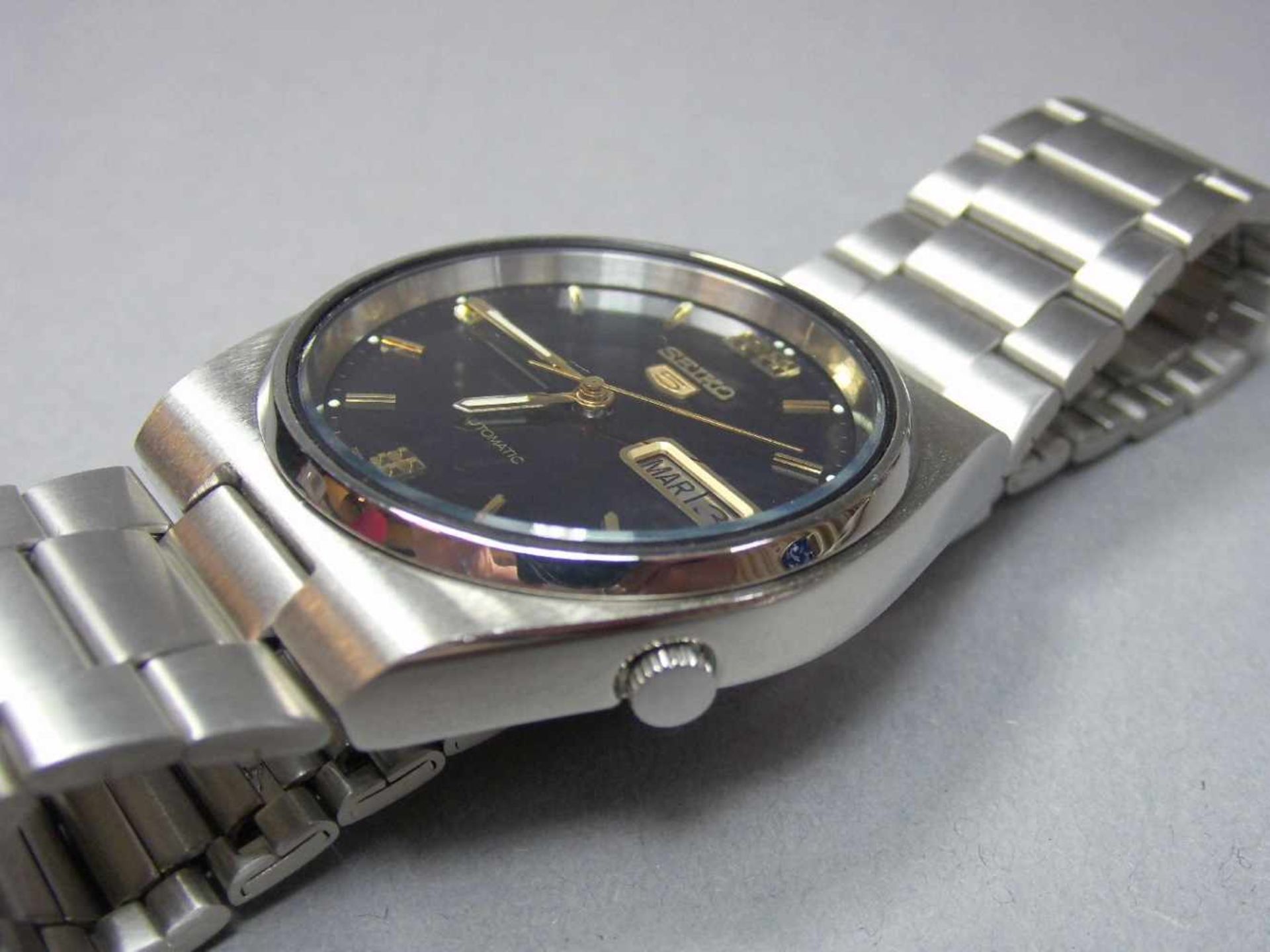 NEUWERTIGE ARMBANDUHR: SEIKO 5 / wristwatch, Japan, Automatik-Uhr. Stahlgehäuse und - - Bild 4 aus 6