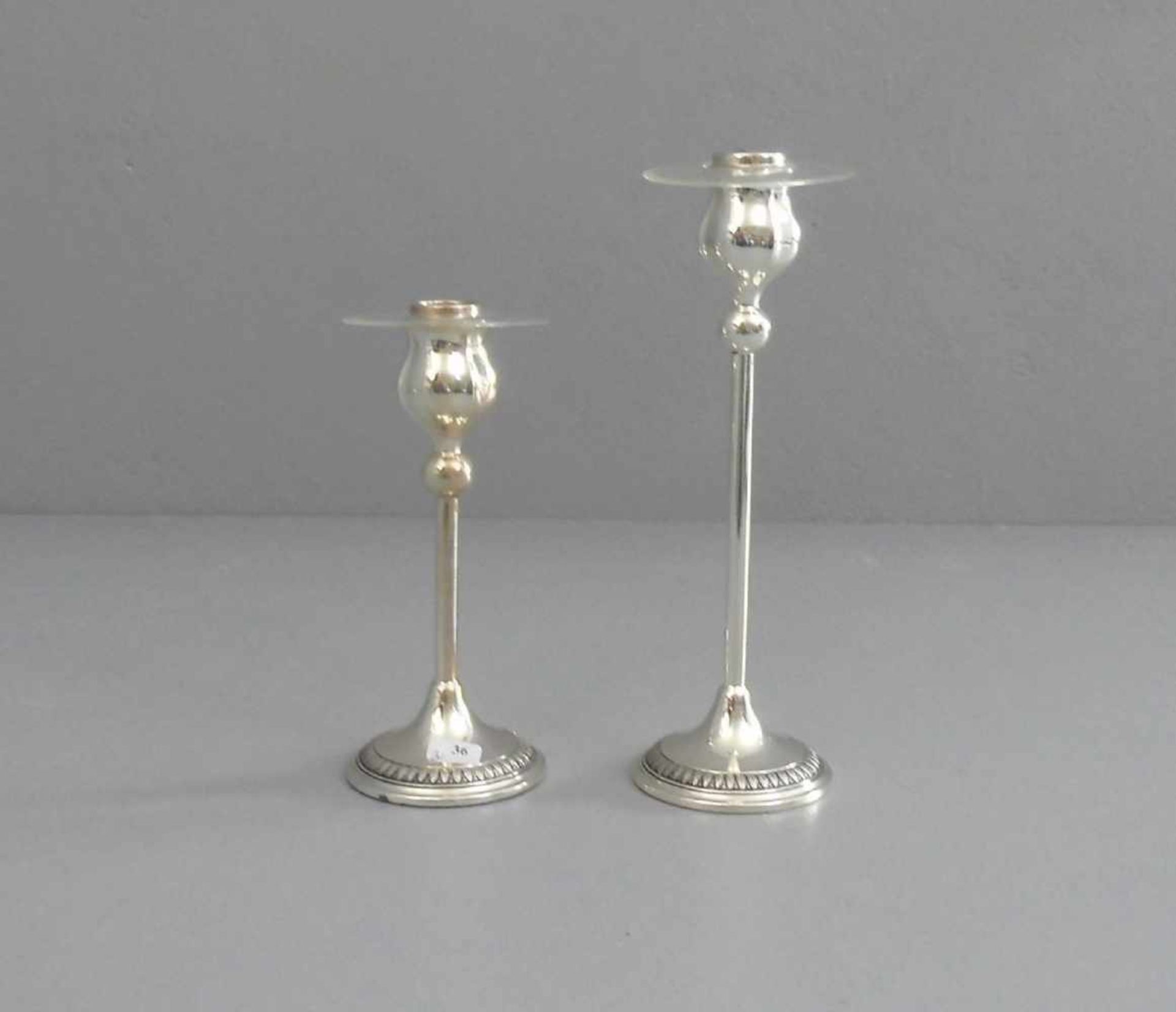 PAAR LEUCHTER / TISCHLEUCHTER / candle sticks, 925er Silber (mit beschwertem Fuss), gepunzt mit - Bild 2 aus 3