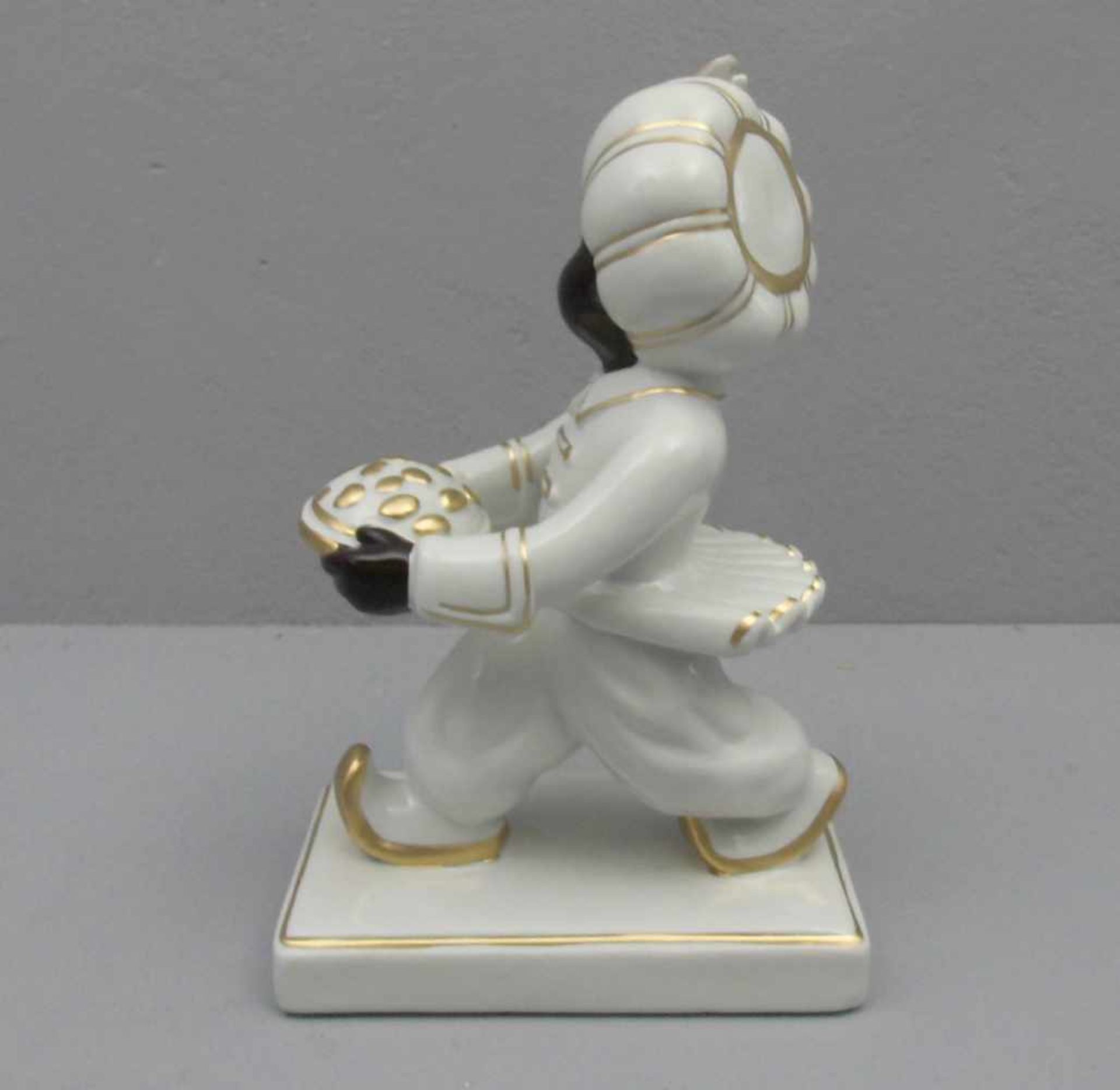 FIGUR / porcelainfigure: "DER SAROTTI - MOHR" (so auf der Plinthe bezeichnet), Porzellan, Manufaktur - Bild 3 aus 4