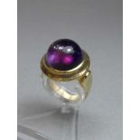 RING, 333er Gelbgold (4,5 g, getestet), besetzt mit einem Amethysten im Cabochonschliff. Ring-Gr.