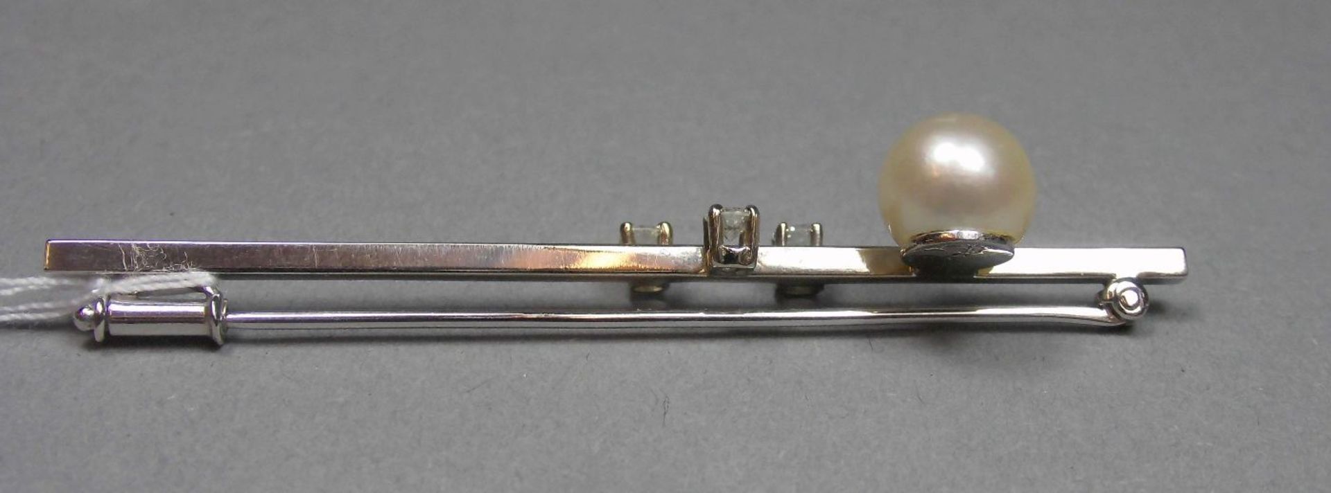 STAB - BROSCHE / brooch, 585er Weissgold (6 g), besetzt mit einer Perle und drei Brillanten von je - Bild 3 aus 4