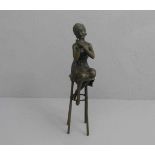 nach CHIPARUS, DÉMETRE HARALAMB (1886-1947), Skulptur: "Sich schminkende Frau, auf einem Hocker