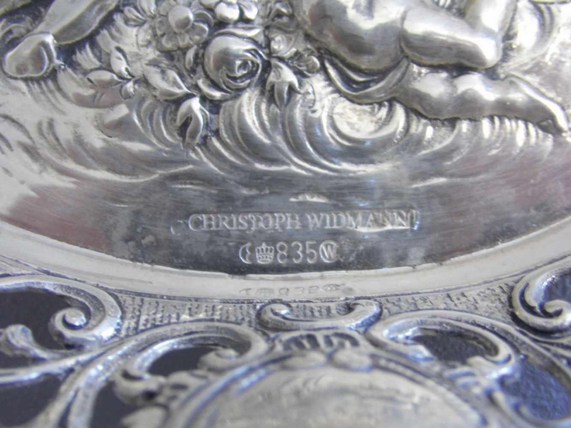 SILBERNE KORBSCHALE MIT AMORETTEN, 835er Silber (180 g), gepunzt mit Halbmond, Krone, - Bild 2 aus 3