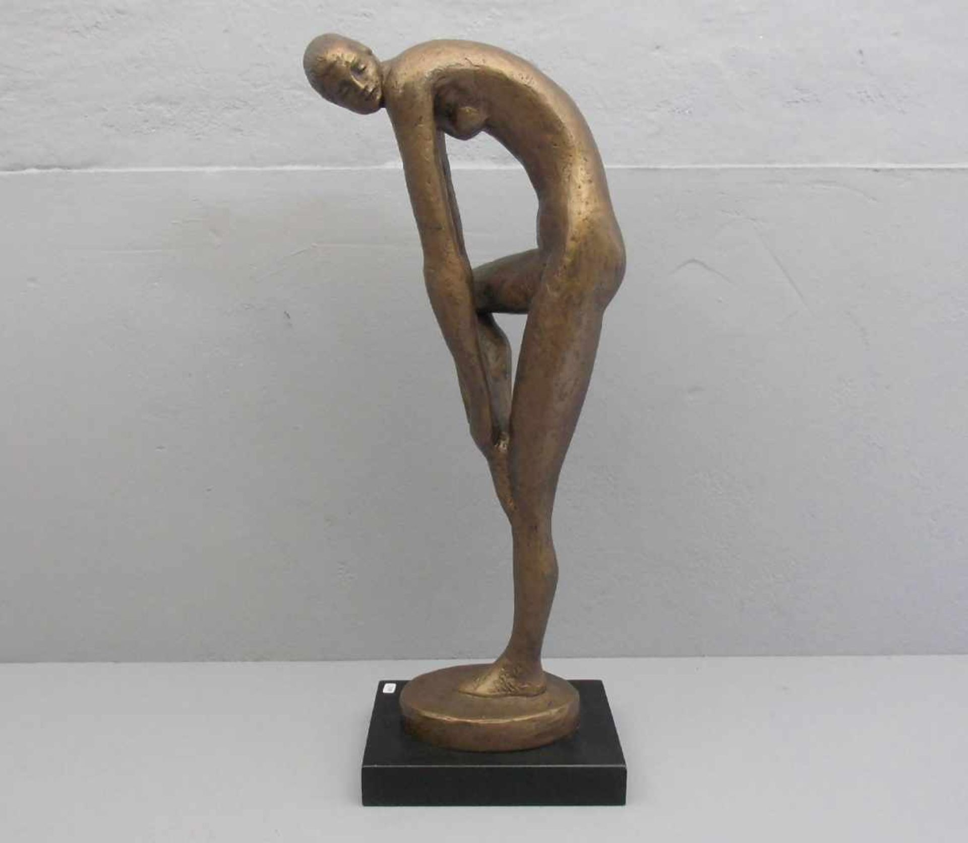 SKULPTUR: "Badende", bronzierter Metallguss auf ebonisiertem Stand, auf der Plinthe vertieft - Image 4 of 6