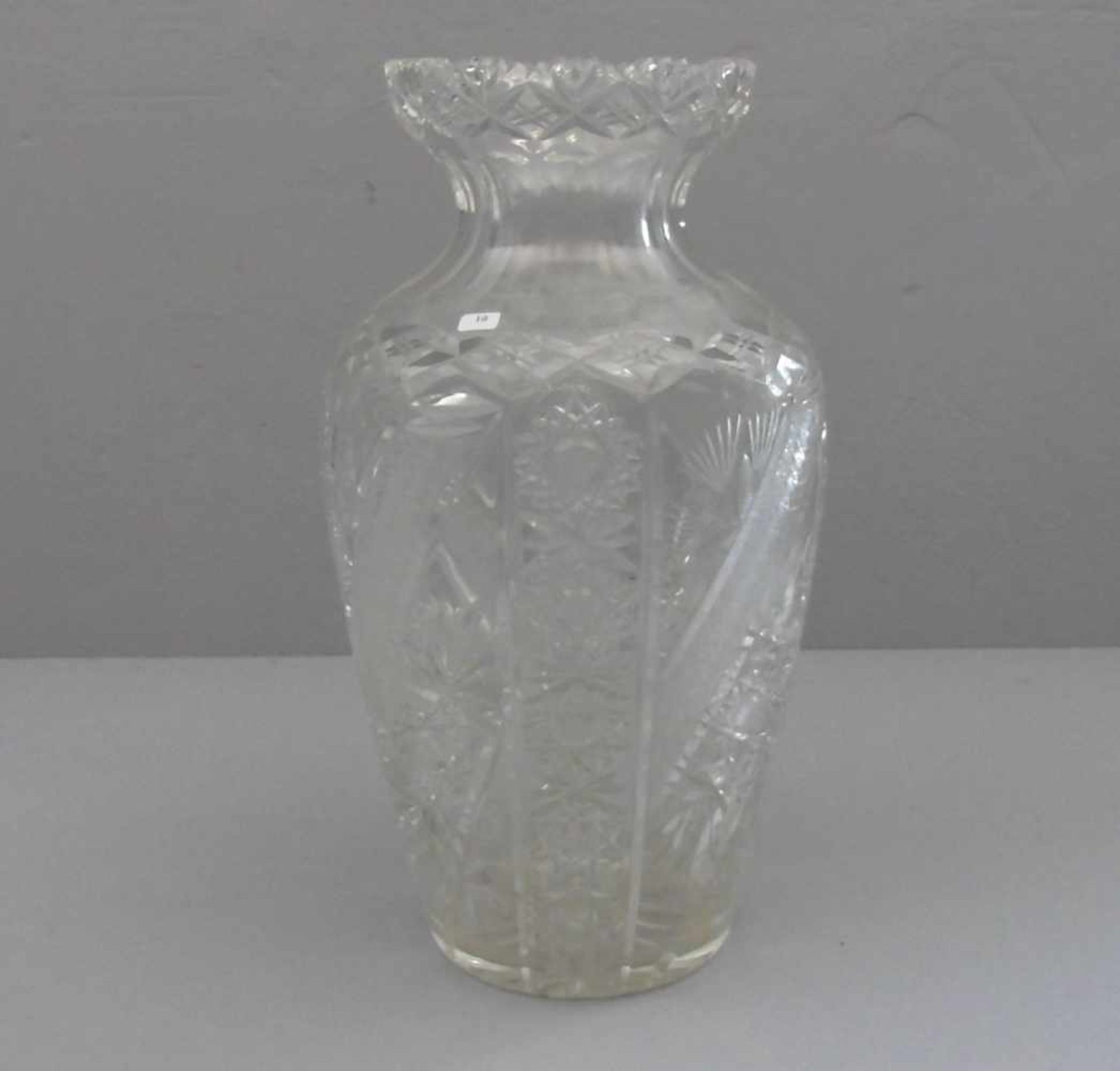 VASE / BODENVASE, Bleikristall, Balusterform: Rundstand, konische Wandung mit eingezogener Schulter,