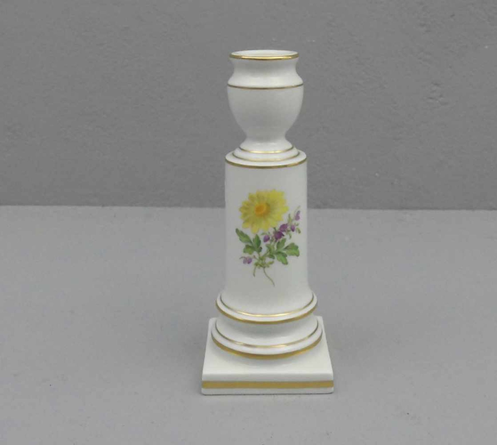 TISCHLEUCHTER / candlestand, Porzellan, Manufaktur Meissen, unterglasurblaue Schwertermarke (1.