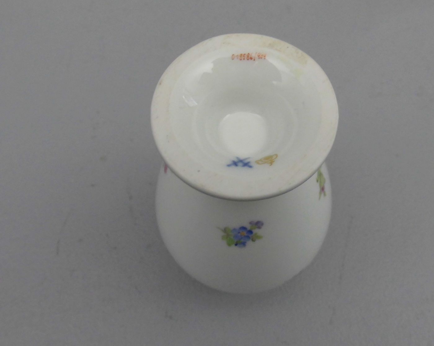 VASE, Porzellan, Manufaktur Meissen, unterglasurblaue Schwertermarke, Marke seit 1934 (1. Wahl) - Image 4 of 5