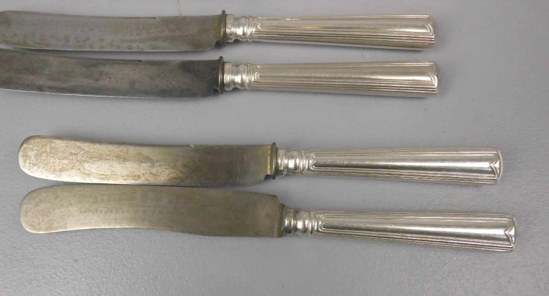 12 FRÜHSTÜCKSMESSER / knifes, um 1900, Griff aus Silber (Säure getestet), insg. ca. 720 g, Frankeich - Bild 2 aus 3