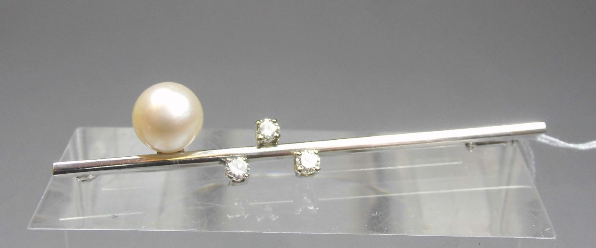 STAB - BROSCHE / brooch, 585er Weissgold (6 g), besetzt mit einer Perle und drei Brillanten von je - Bild 2 aus 4