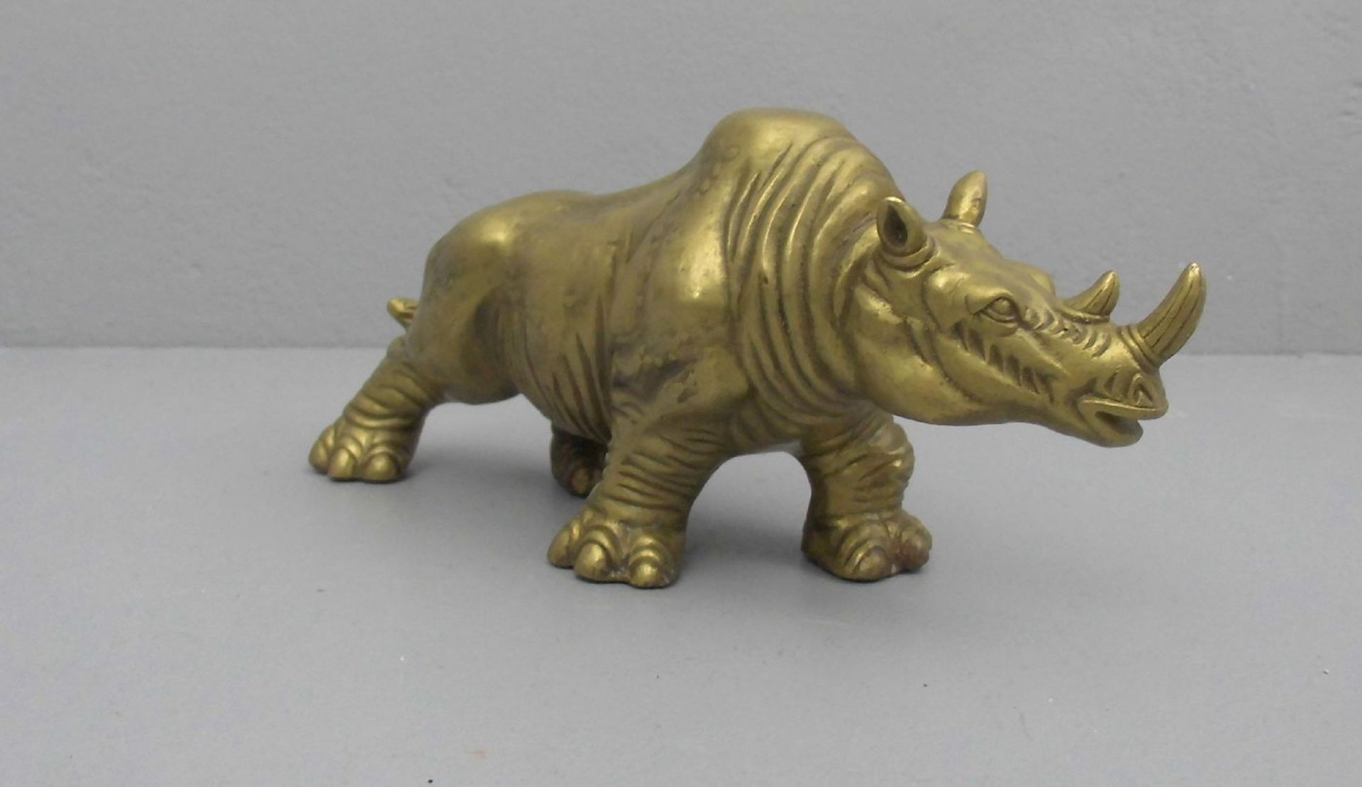 SKULPTUR: "Nashorn", Bronzegelbguss, um 1900; naturalistisch gearbeitetes Nashorn in kraftvoller - Bild 3 aus 5