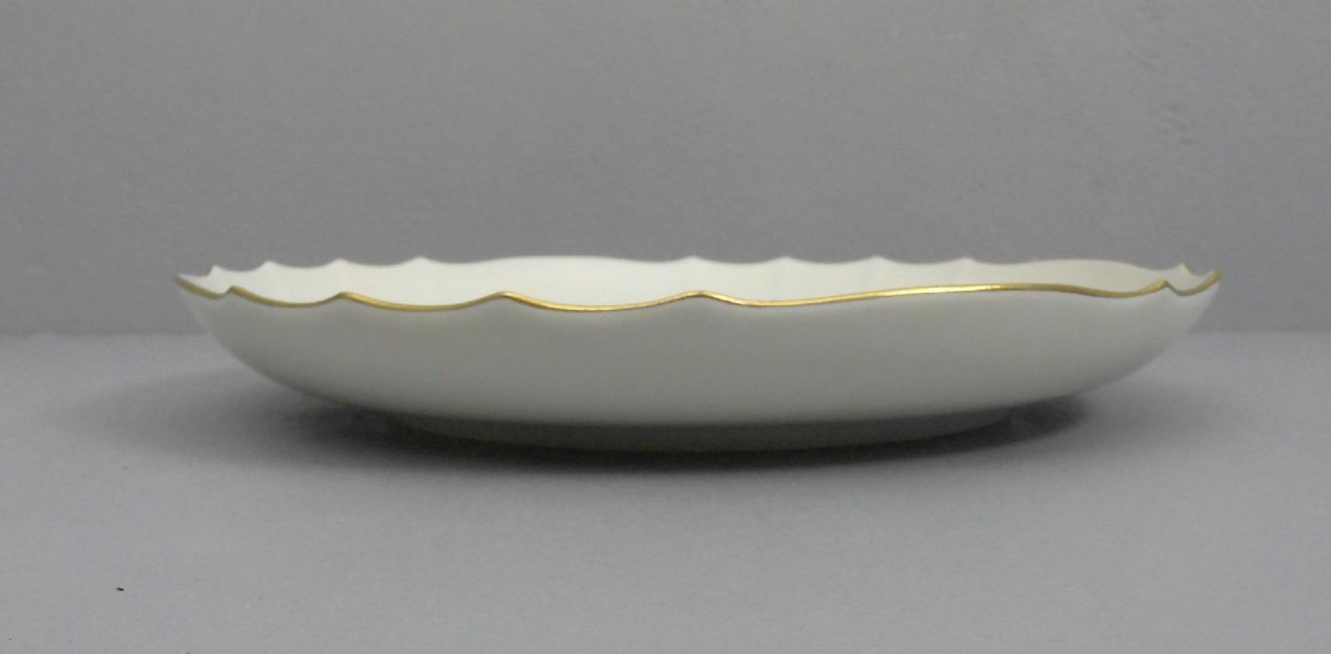 SCHALE / GEBÄCKSCHALE / bowl, Porzellan, Manufaktur Meissen, unterglasurblaue Schwertermarke, - Image 2 of 4