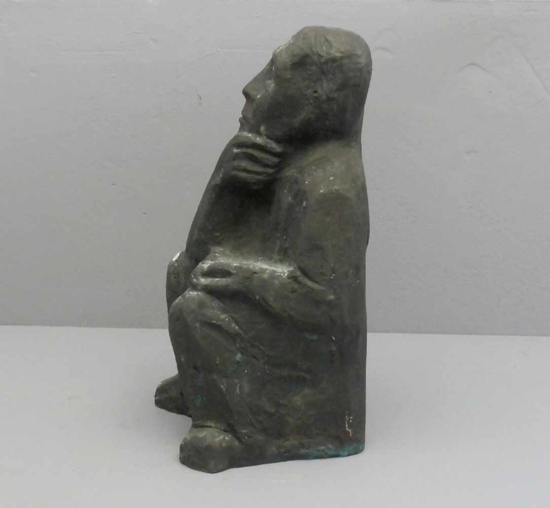 KRAUTWALD, JOSEPH (Borkenstadt / Oberschlesien 1914-2003 Rheine), Skulptur: "Sinnender". Sitzender - Bild 2 aus 3