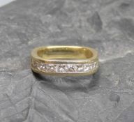 RING, 585er Gelbgold (4,7 g), Karreeform / eckgerundet, besetzt mit 10 Brillanten in Kissenform.