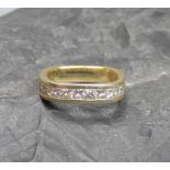 RING, 585er Gelbgold (4,7 g), Karreeform / eckgerundet, besetzt mit 10 Brillanten in Kissenform.