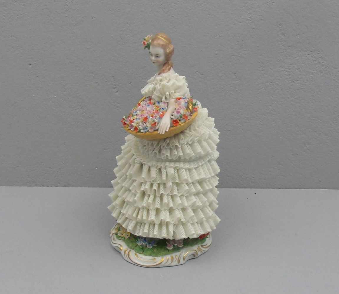 PORZELLANFIGUR "Blumenmädchen" / porcelain figure, Manufaktur Sitzendorf, Thüringen, 2. Hälfte 20. - Bild 2 aus 5