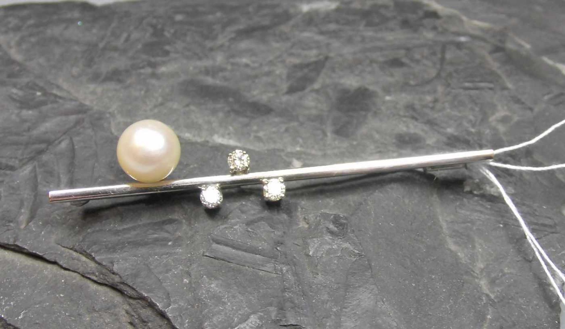 STAB - BROSCHE / brooch, 585er Weissgold (6 g), besetzt mit einer Perle und drei Brillanten von je