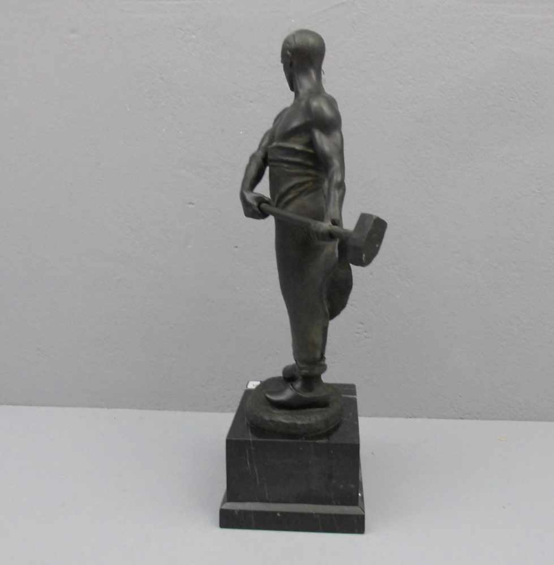 IFFLAND, FRANZ (1862-1935), Skulptur / sulpture: "Der Schmied", Bronze, dunkelbraun patiniert mit - Bild 4 aus 5