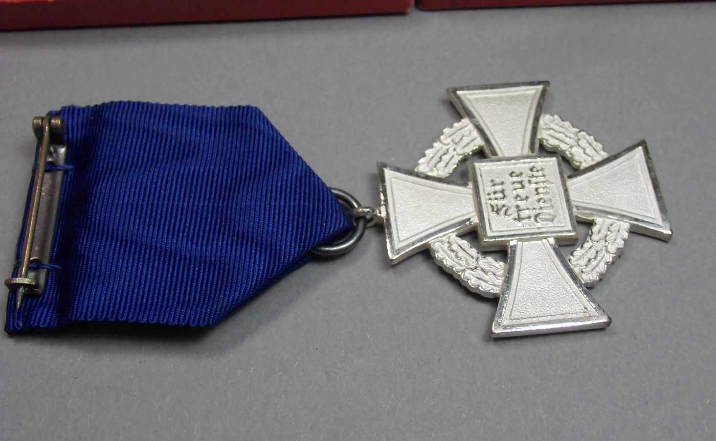 ORDEN / EHRENZEICHEN WK II / "DRITTES REICH": "25 Jahre Treue Dienste". Silberfarbenes Ordenskreuz - Image 2 of 2