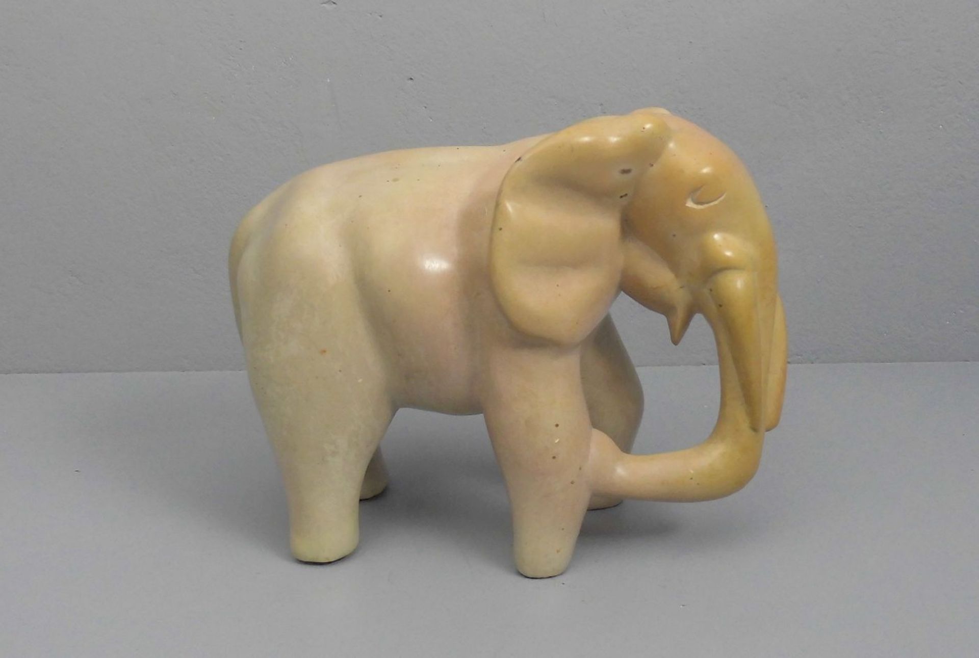 SKULPTUR: "Elefant", Speckstein, in leichter Stilisierung gearbeiteter afrikanischer Elefant. H. - Image 3 of 5