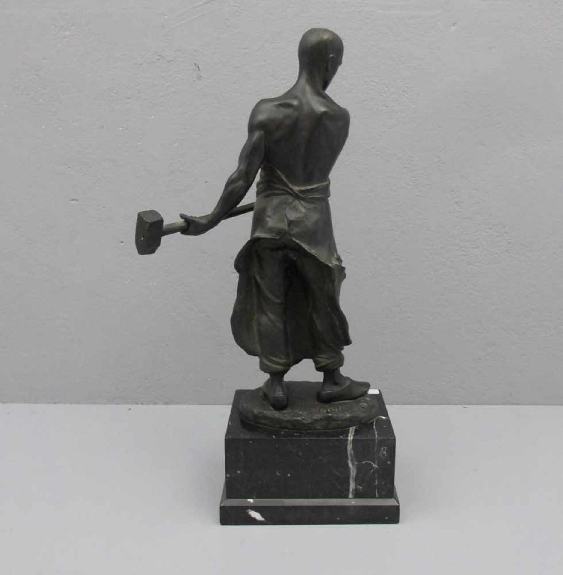 IFFLAND, FRANZ (1862-1935), Skulptur / sulpture: "Der Schmied", Bronze, dunkelbraun patiniert mit - Bild 3 aus 5