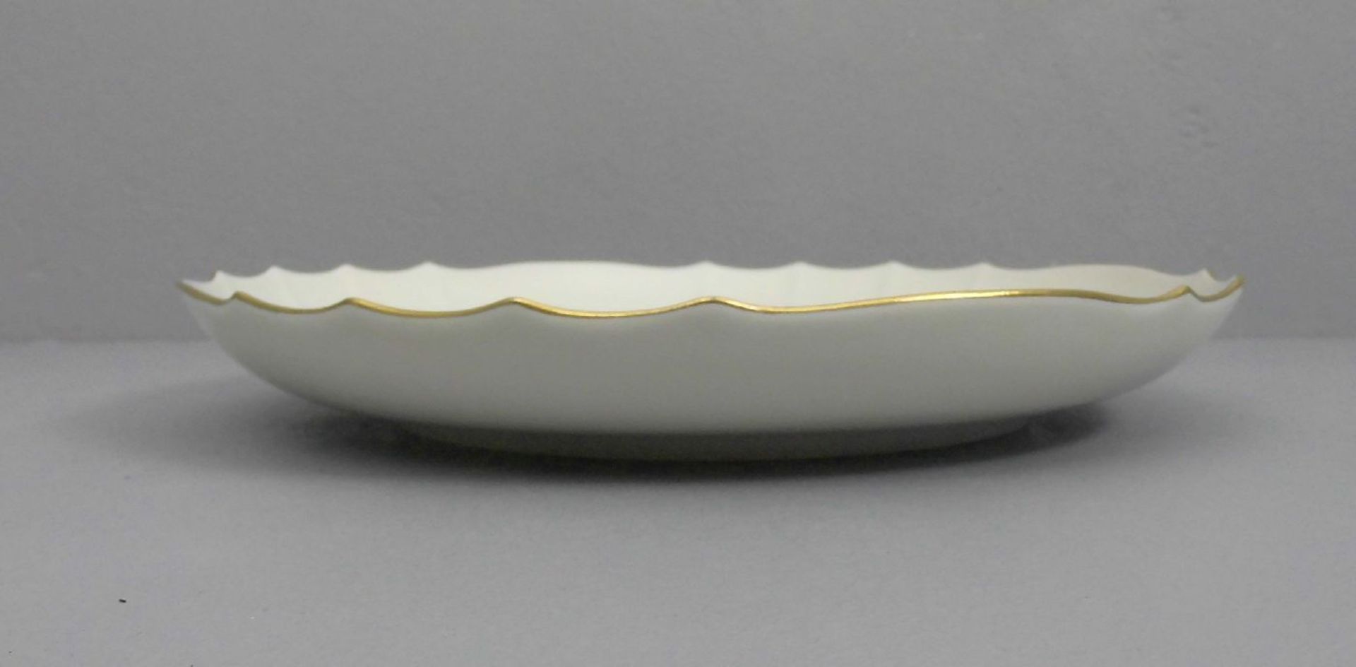 SCHALE / GEBÄCKSCHALE / bowl, Porzellan, Manufaktur Meissen, unterglasurblaue Schwertermarke, - Image 4 of 4