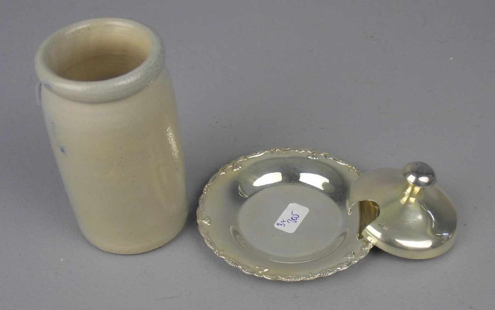 KLEINER SENFTOPF MIT SILBERMONTUR / mustard pot, 20. Jh.; glasiertes Steingut-Gefäß, schauseitig - Bild 2 aus 6