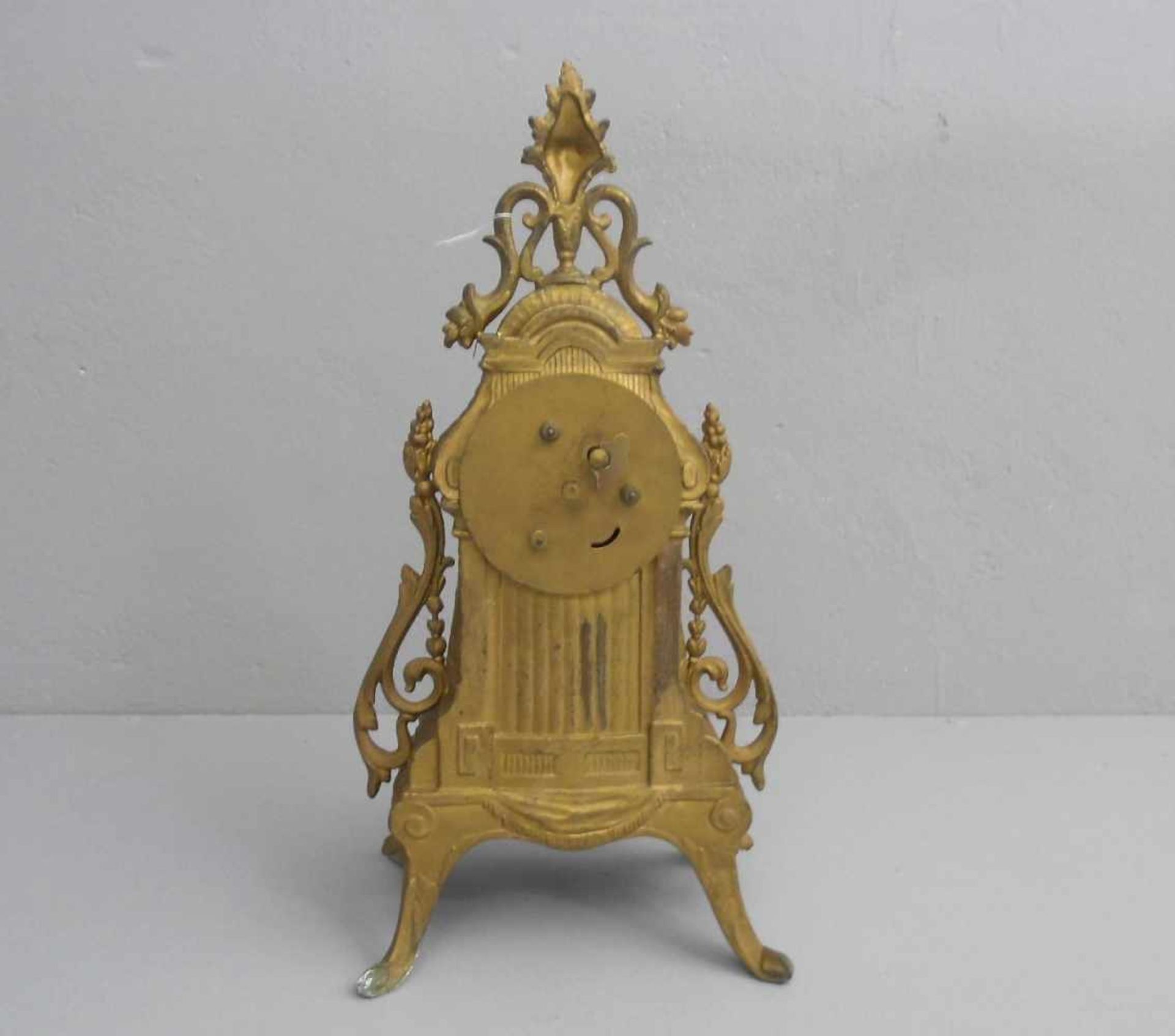 TISCHUHR / KAMINUHR / table clock, 1. H. 20. Jh., ungemarkt, bronzierter Metallguss. Durchbrochen - Image 4 of 4