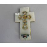 KREUZ MIT WEIHWASSERBECKEN, Cloisonné (Emaille über Messing) und Alabaster, Russland, um 1900.