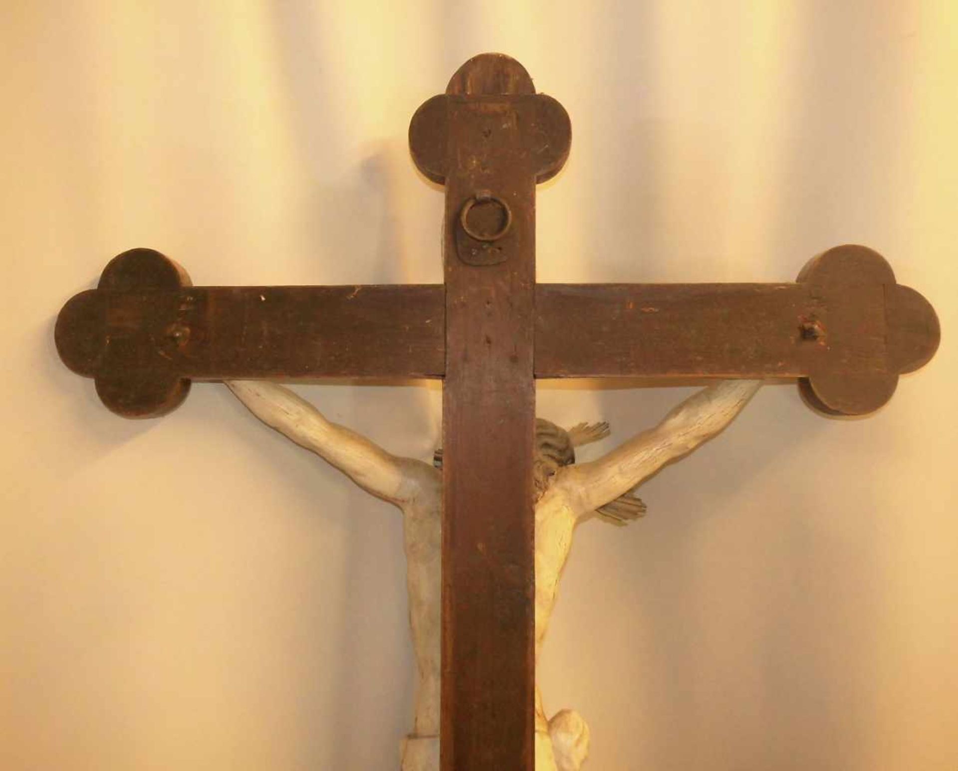 CHRISTUS / KRUZIFIX als Vortragekreuz, Süddeutsch, 18. Jh.; Dreinageltypus mit montiertem - Bild 3 aus 11