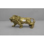 SKULPTUR: "Löwe", Bronzegelbguss, um 1900; naturalistisch gearbeiteter brüllender Löwe mit