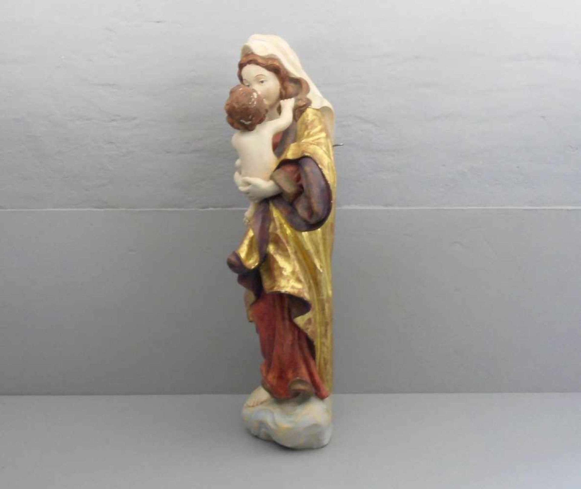 SKULPTUR: "Madonna mit dem Christuskind", 20. Jh., gearbeitet nach historischen Vorbild. Holz, - Bild 4 aus 4