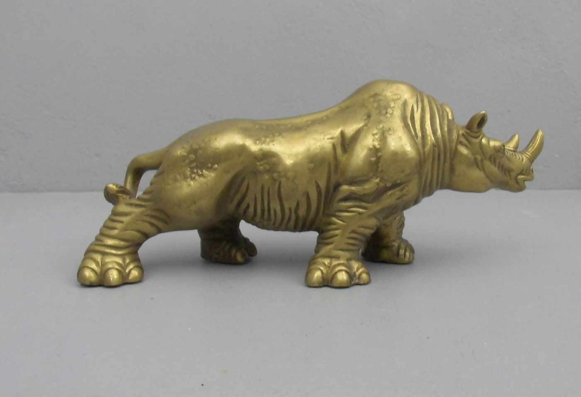 SKULPTUR: "Nashorn", Bronzegelbguss, um 1900; naturalistisch gearbeitetes Nashorn in kraftvoller - Bild 4 aus 5