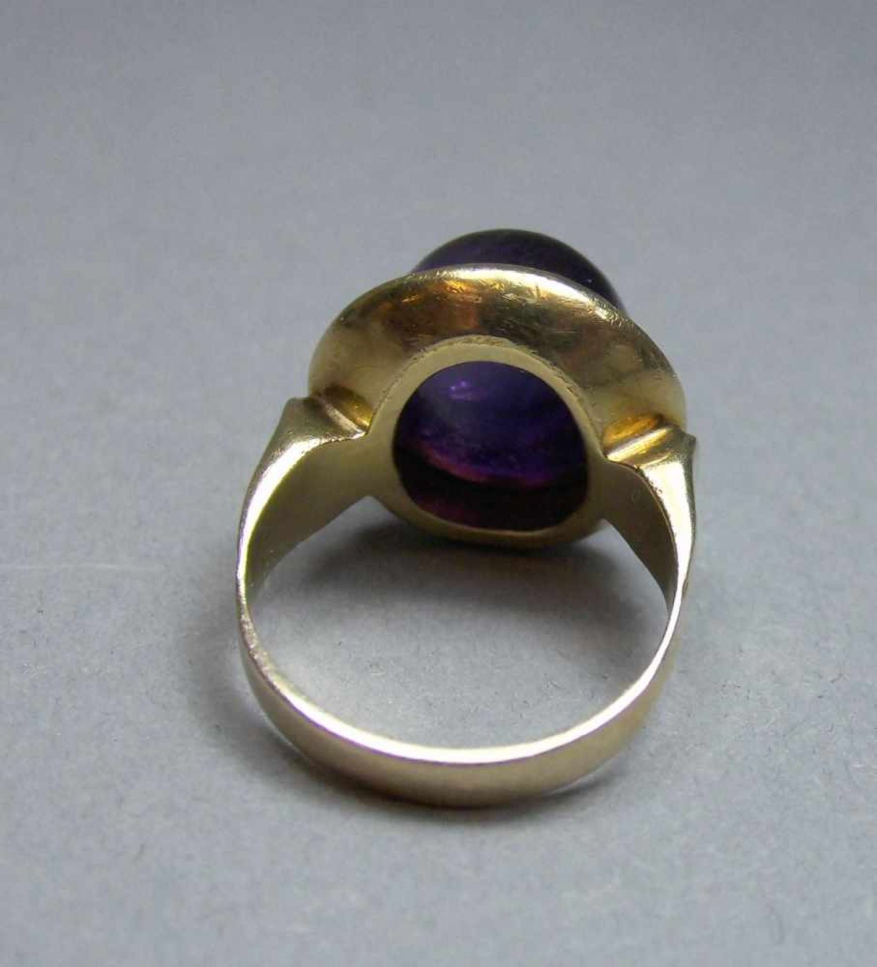 RING, 333er Gelbgold (4,5 g, getestet), besetzt mit einem Amethysten im Cabochonschliff. Ring-Gr. - Image 4 of 5